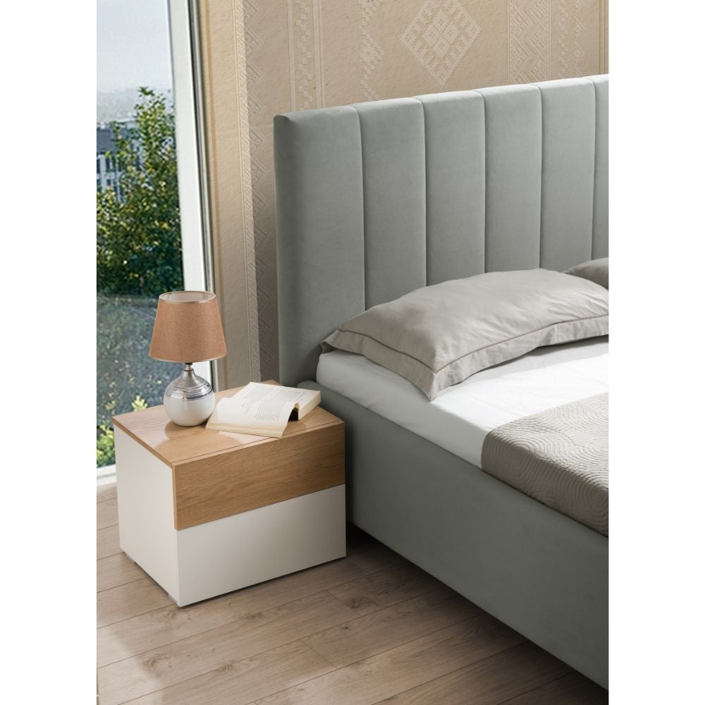 Camera da letto Amor con armadio 6 ante con specchio e letto imbottito con contenitore colore bianco e dettagli rovere