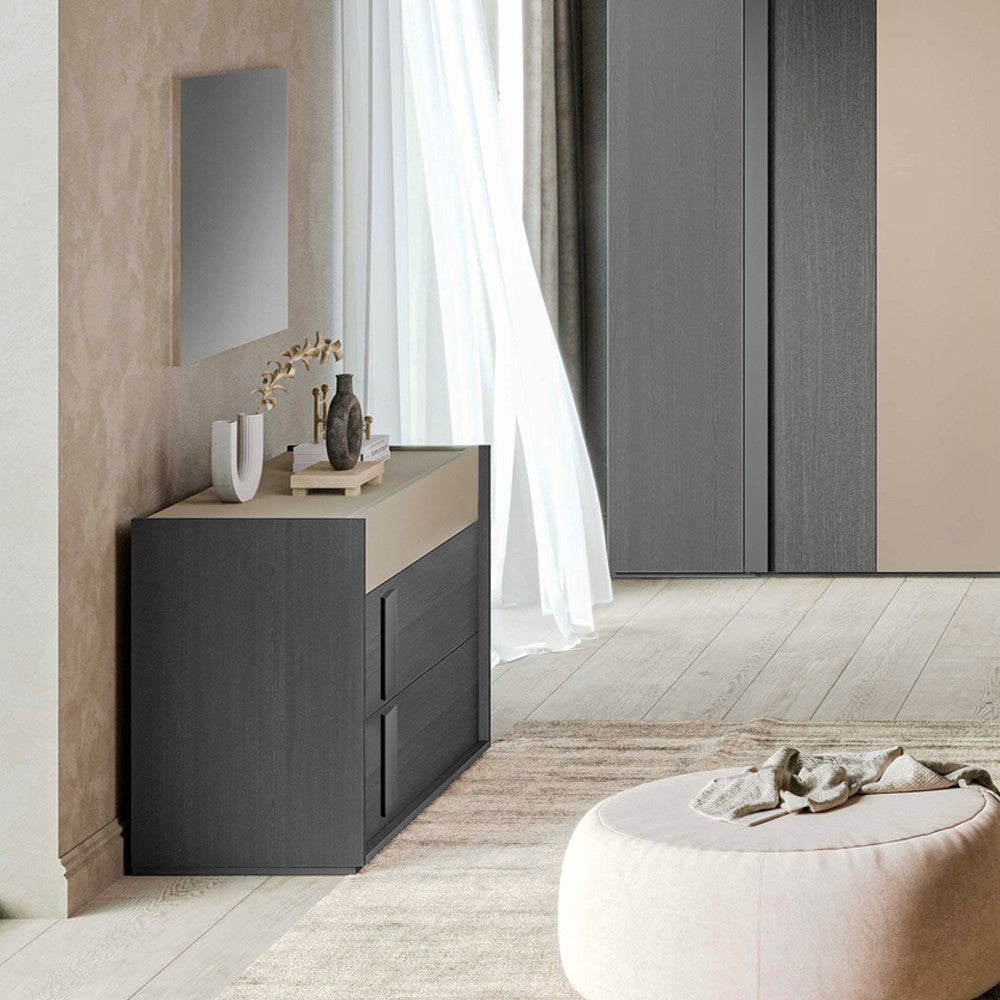 Camera da letto Faba con armadio 6 ante battenti in grigio e talco e letto contenitore in legno colore grigio e dettaglio talco