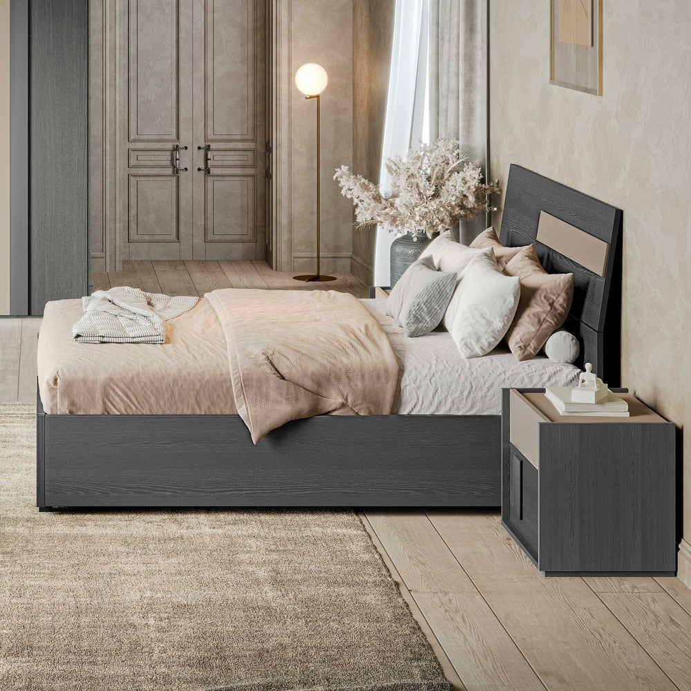 Camera da letto Faba con armadio 6 ante battenti in grigio e talco e letto contenitore in legno colore grigio e dettaglio talco