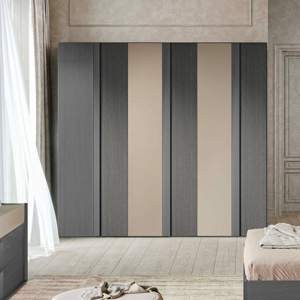 Camera da letto Faba con armadio 6 ante battenti in grigio e talco e letto contenitore in legno colore grigio e dettaglio talco