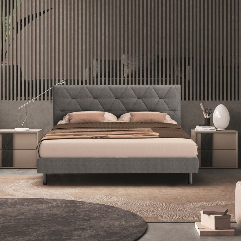 Camera da letto Moni canapa frassinato e dettagli marmo nero