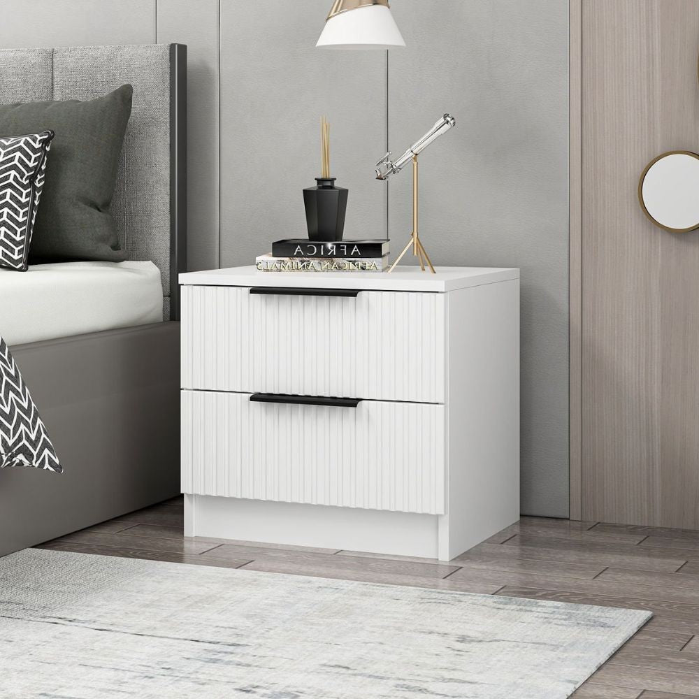 Comodino Kale con 2 cassetti a filo effetto cannettato colore bianco