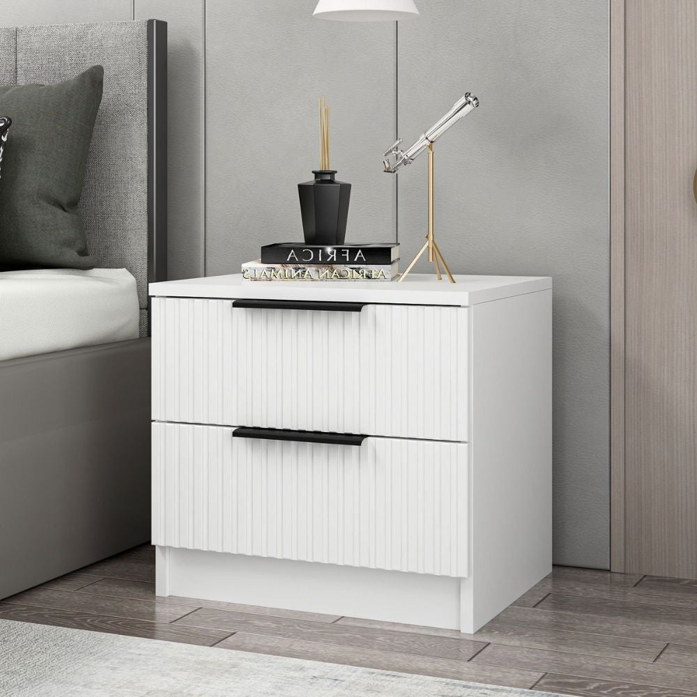 Comodino Kale con 2 cassetti a filo effetto cannettato colore bianco
