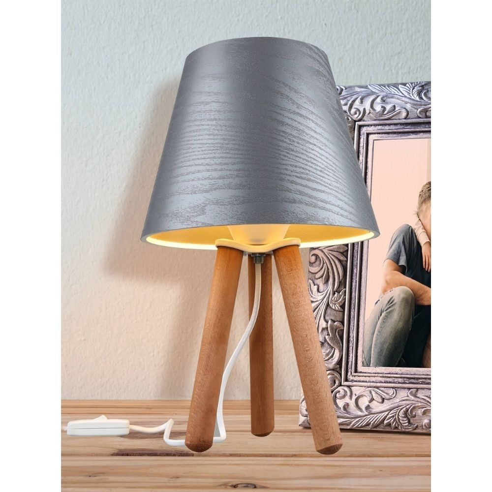 Lampada da tavolo Pino ASZ1453 treppiede legno e paralume grigio