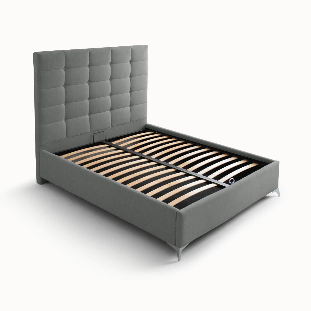 Letto matrimoniale Napoli Grande imbottito con contenitore in tessuto barrel 83 grigio chiaro con bottoni