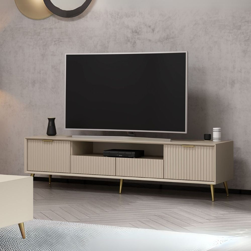 Porta tv Kale con 4 ante effetto cannettato e nicchia a giorno colore cashmere con maniglie e piedini oro