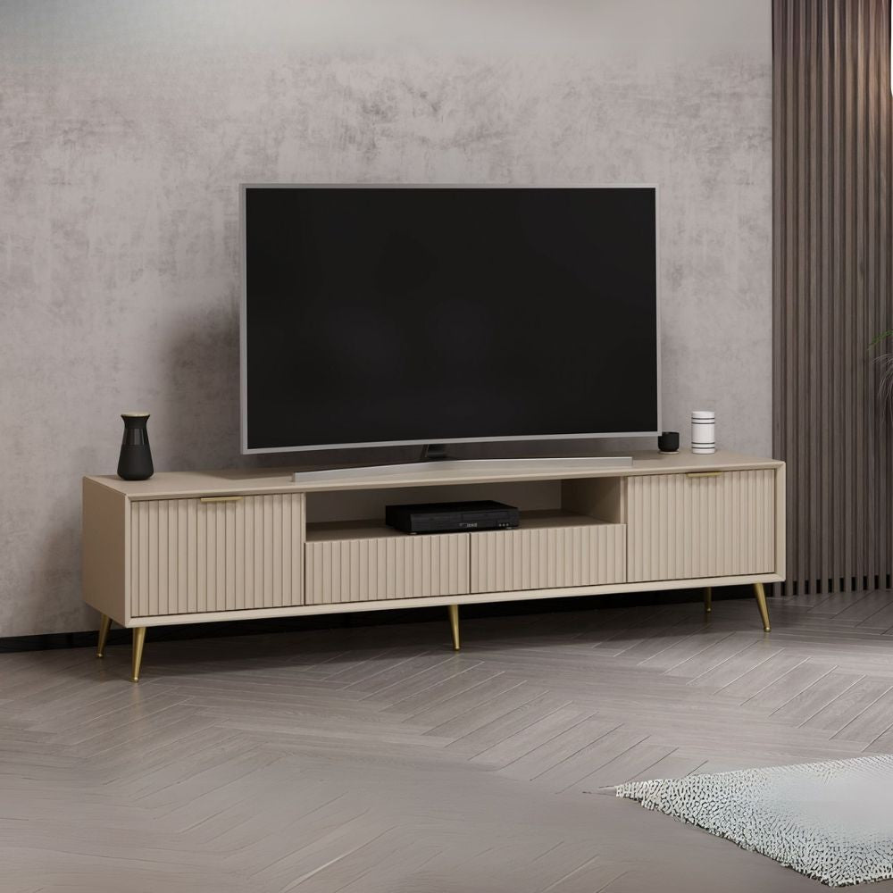 Porta tv Kale con 4 ante effetto cannettato e nicchia a giorno colore cashmere con maniglie e piedini oro