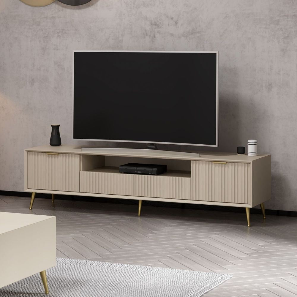 Porta tv Kale con 4 ante effetto cannettato e nicchia a giorno colore cashmere con maniglie e piedini oro