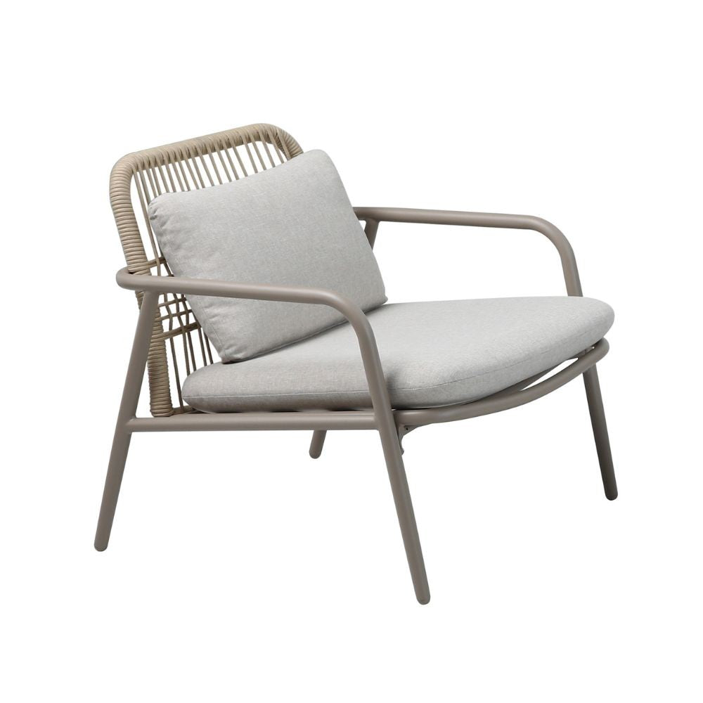 Salottino da esterno Marina composto da divanetto, due poltrone e tavolino colore tortora con dettagli corda e cuscini beige