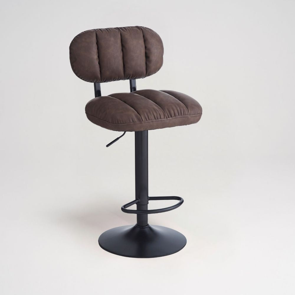 Sgabello Tati con seduta in ecopelle brown e gamba in metallo nero