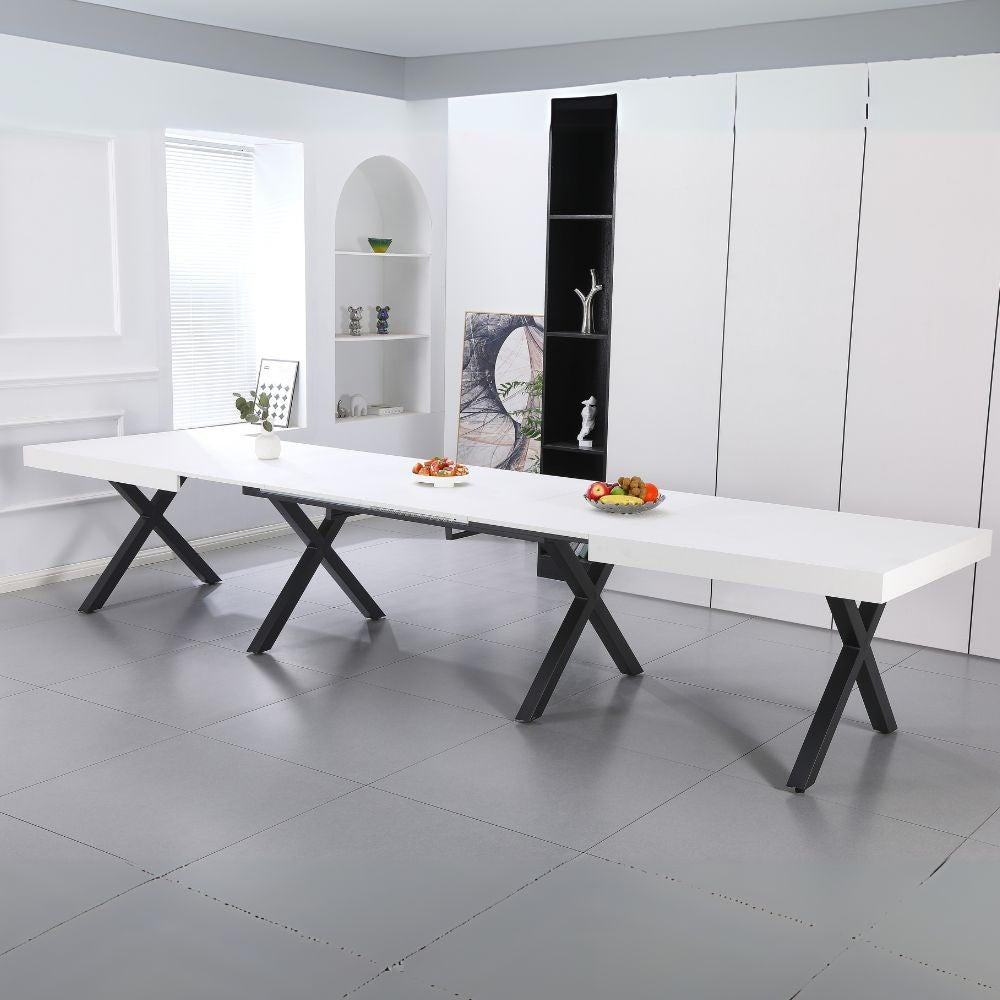Tavolo allungabile Dava con piano colore bianco opaco e gambe in metallo nero