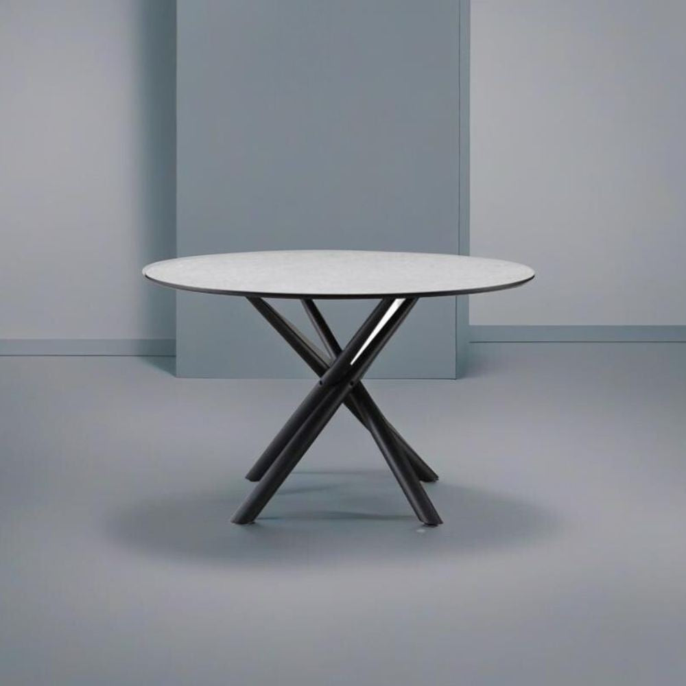 Tavolo tondo Logan con piano cemento e gambe in metallo nero ?120*76.5 cm.